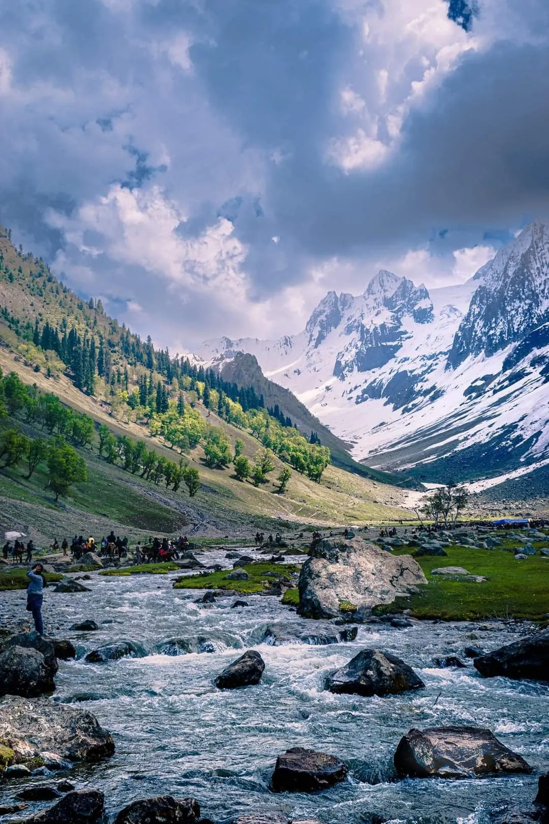 The Parvati river cutting through Kasol