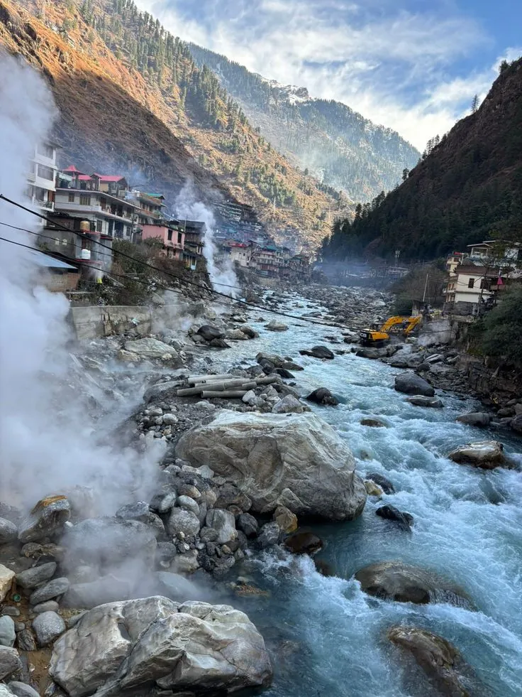 Boulders along the Parvati river