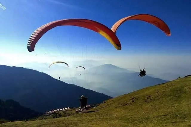 Paragliders soaring over Bir Billing